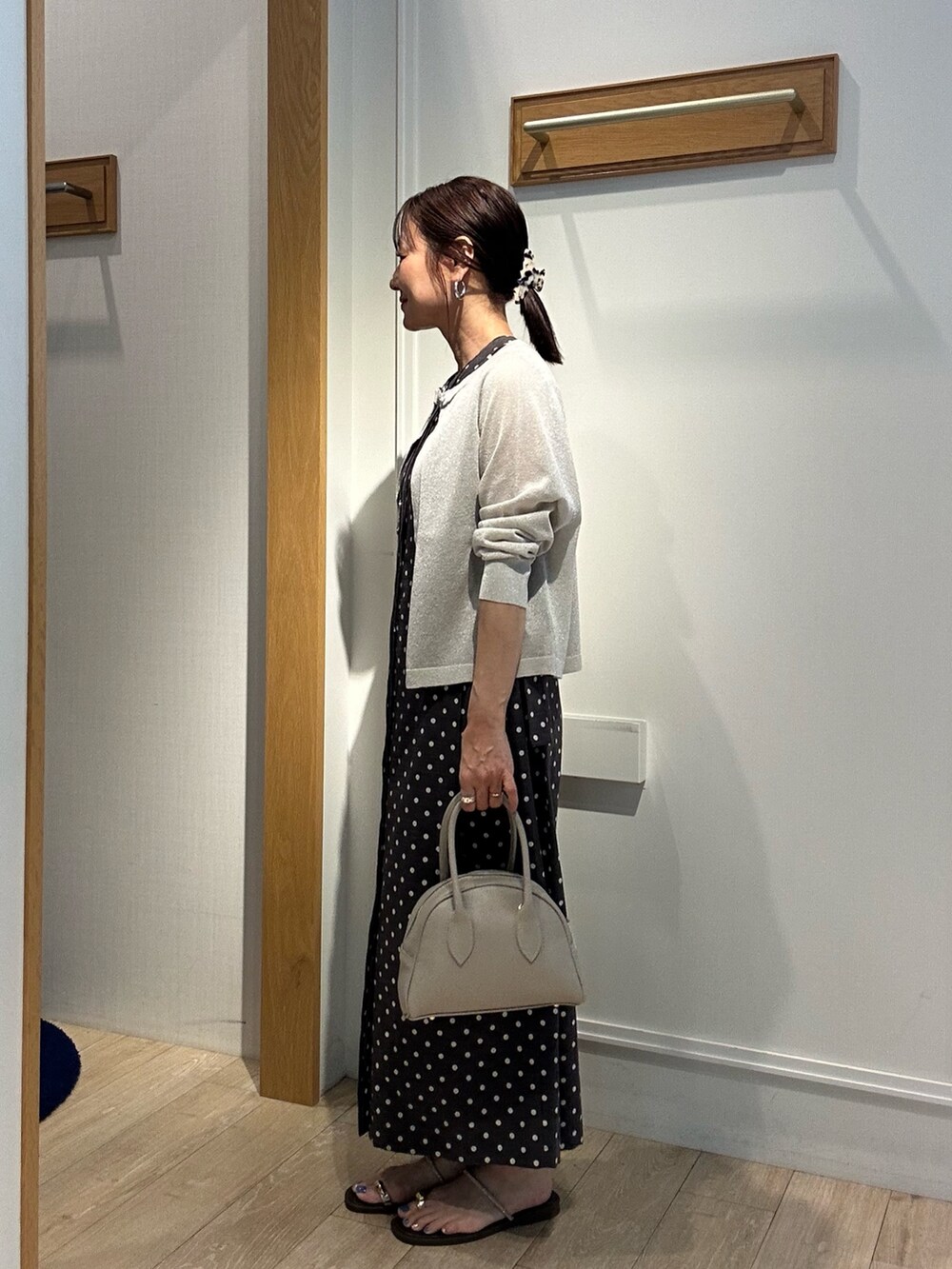 シルバー系のニット/セーター、グレー系のワンピース、ベージュ系のボストンバッグを着用したレディースの夏コーディネートの4枚目の写真