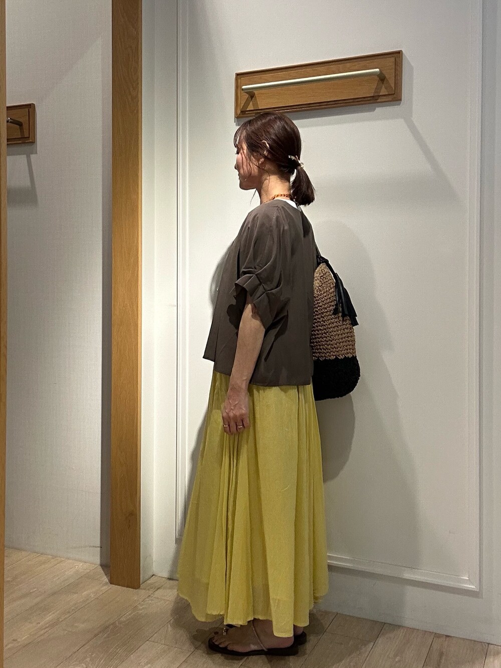 ブラウン系のサンダル、ホワイト系のTシャツ/カットソー、グリーン系のノーカラージャケットを着用したレディースの夏コーディネートの3枚目の写真