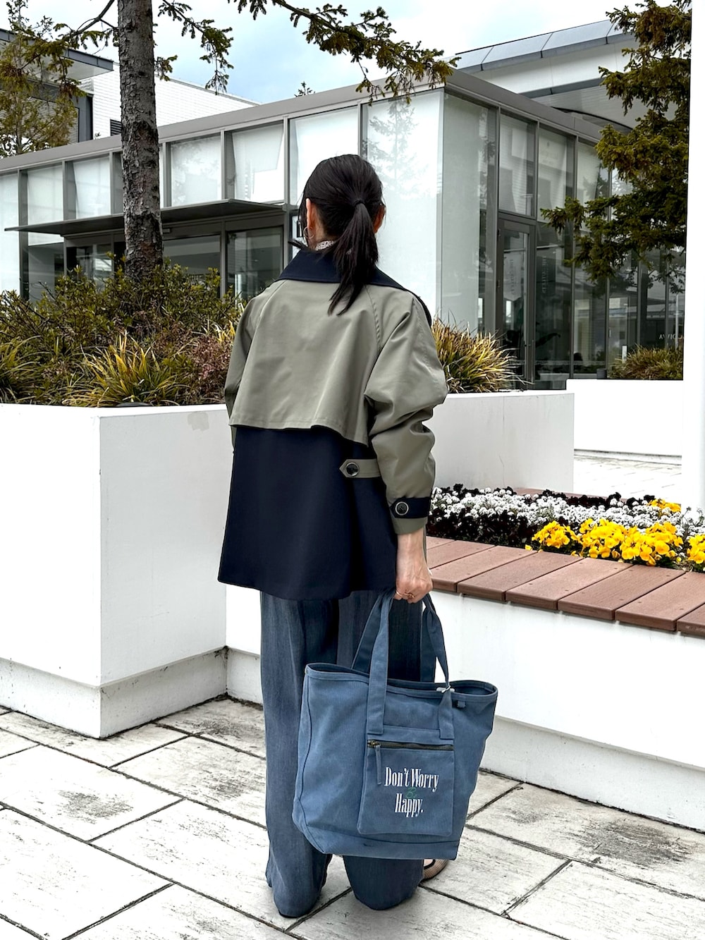 ブルー系のその他パンツ、ブルー系のトートバッグ、ホワイト系のシャツ/ブラウスを着用したレディースの春コーディネートの3枚目の写真