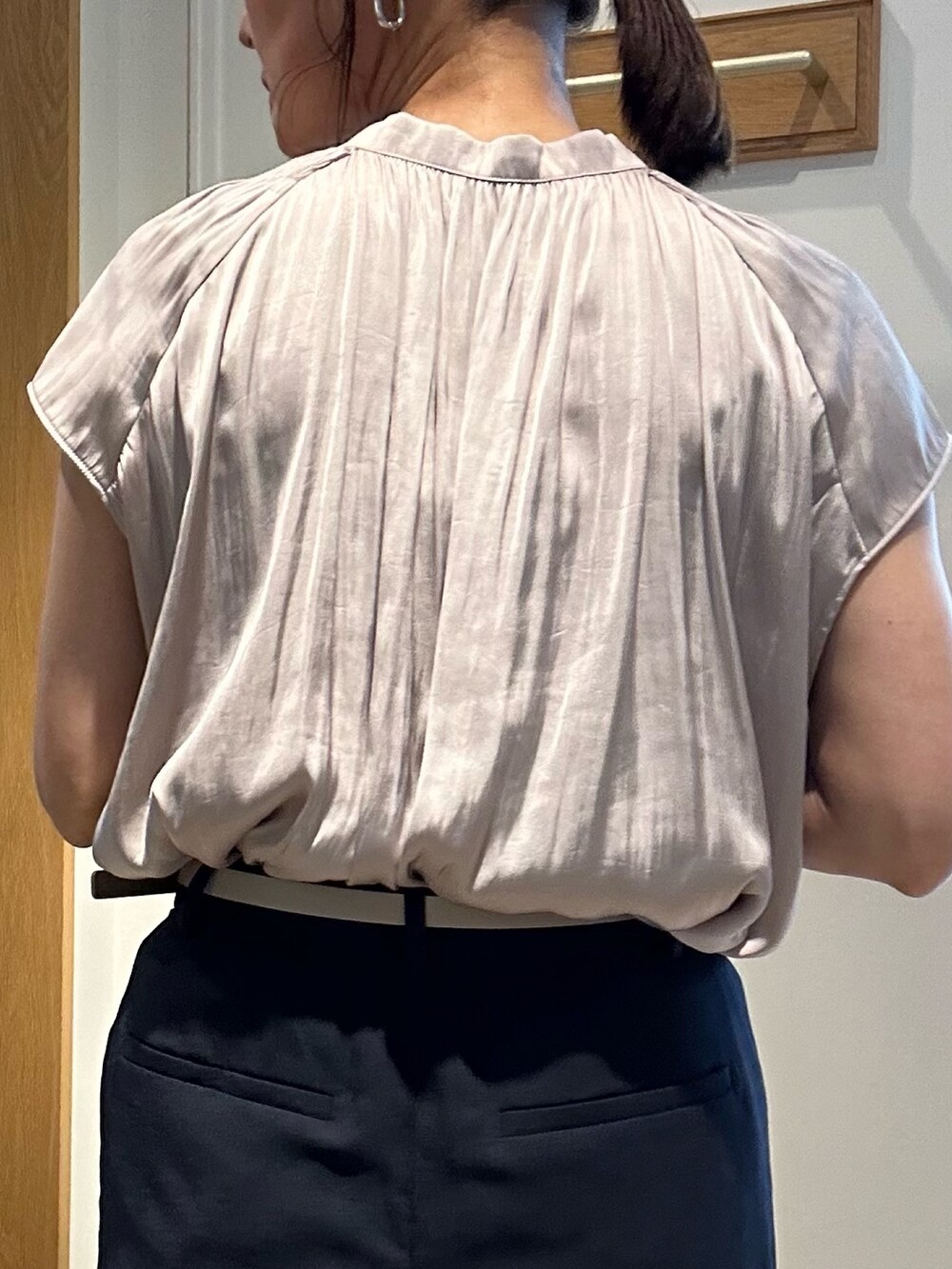 「サンダル、シャツスタイル、低身長コーデ、パンツコーデ、春夏コーデ、大人コーデ、低身長女子、150cm台コーデ、スラックスパンツ、キレイめコーデ、40代ファッション、通勤コーデ、通勤スタイル、お仕事コーデ、お仕事スタイル」|「MICO COULIERのポリワッシャーカルゼZIPアップジャケット(ブルゾン、ホワイト系)」を使った、daimonさん(レディース・154cm)の夏コーディネートの7枚目の写真