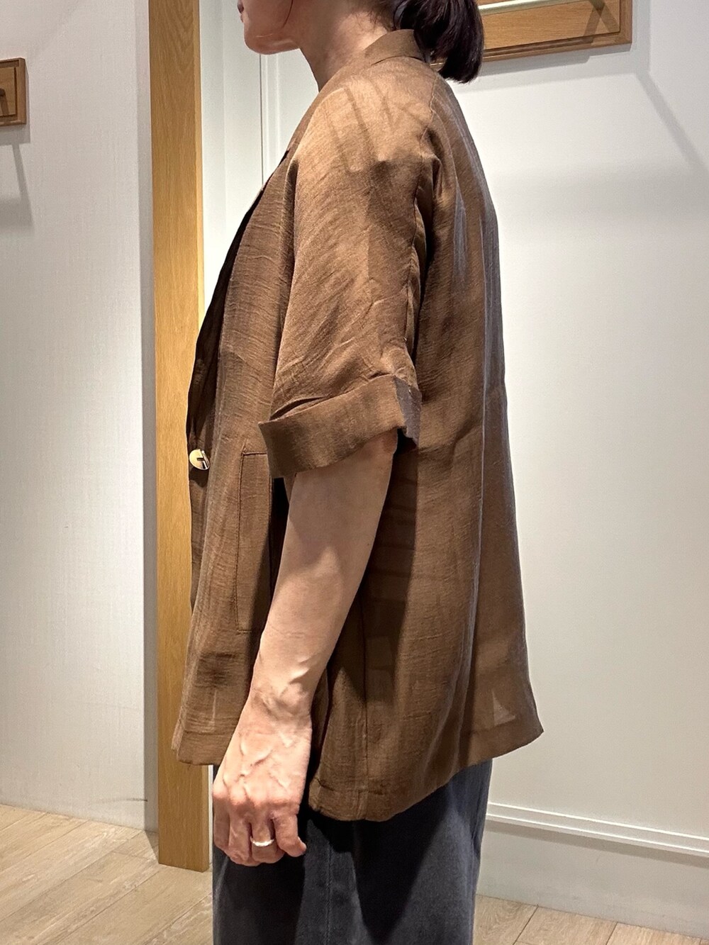 ホワイト系のTシャツ/カットソー、ホワイト系のボストンバッグ、ブラウン系のテーラードジャケットを着用したレディースの夏コーディネートの8枚目の写真