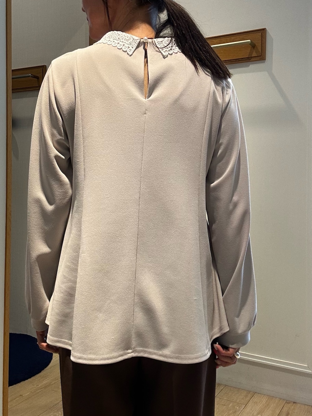 ブラック系のショルダーバッグ、ベージュ系のシャツ/ブラウス、ブラウン系のノーカラージャケットを着用したレディースの春コーディネートの6枚目の写真