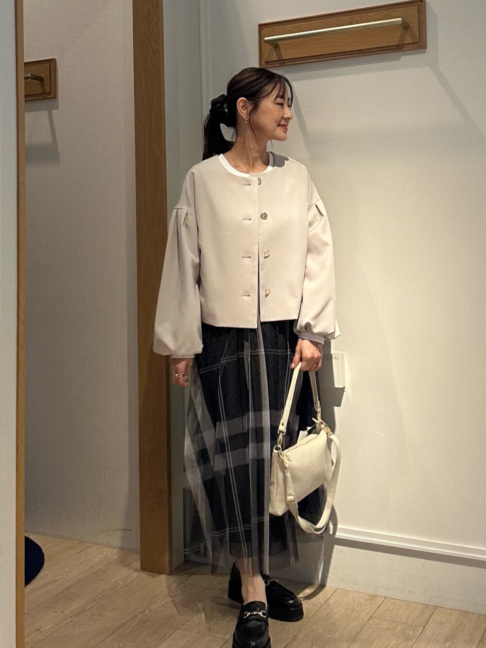 「オトナカジュアル、シンプルスタイル、きれいめコーディネート、低身長コーデ、キレイめ、Tシャツ、春、入園式コーデ、春コーデ、ジャケットコーデ、チェックスカート、チュールスカート、40代ファッション、40代コーデ」｜「NOLLEY'S LIGHTのアイテム（バッグ、ホワイト系）」を使った、daimonさん（骨格ナチュラル・レディース・154cm）の冬コーディネートの4枚目の写真
