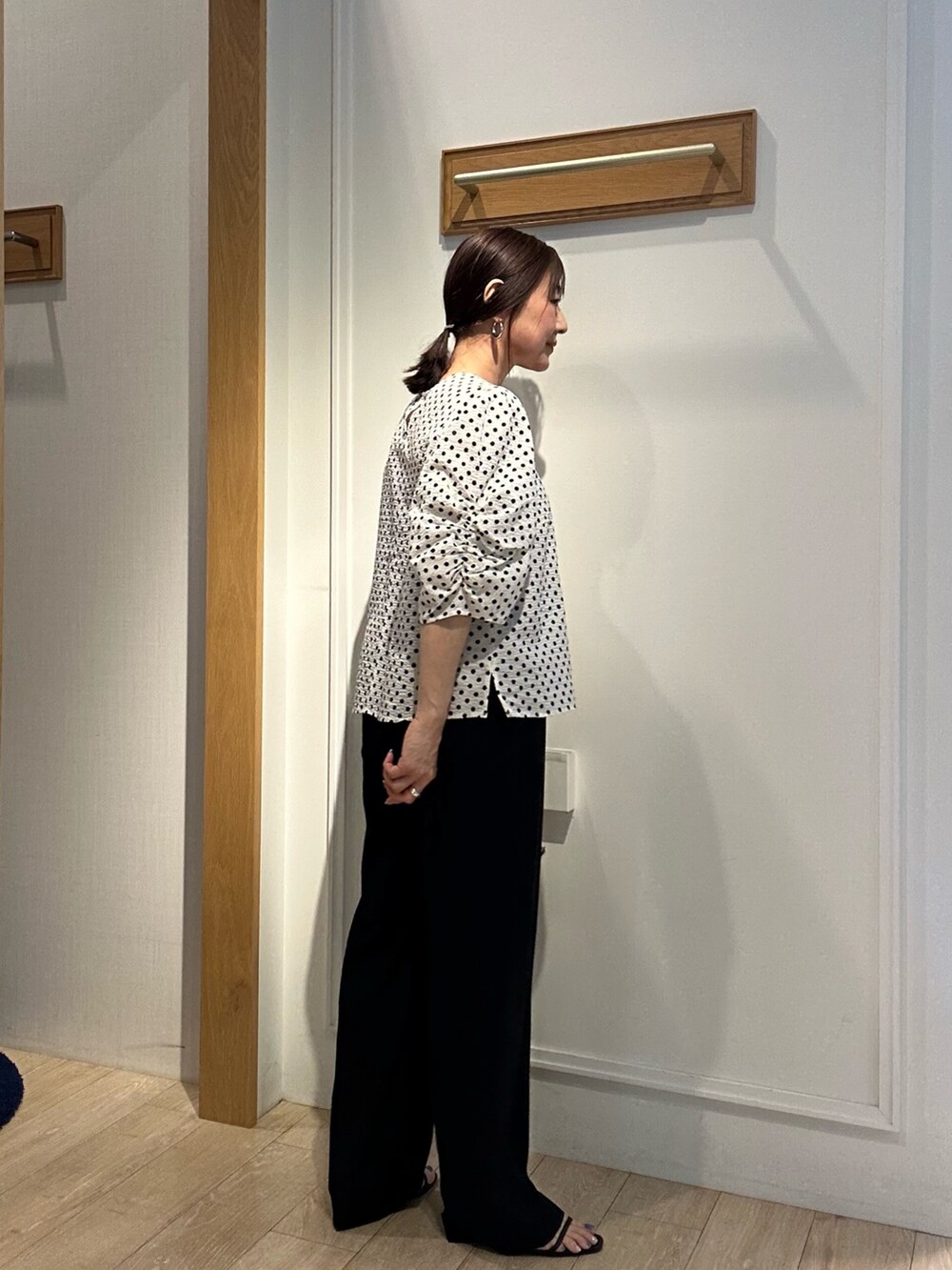 ホワイト系のシャツ/ブラウス、ブラック系のその他パンツ、ブラック系のサンダルを着用したレディースの夏コーディネートの4枚目の写真