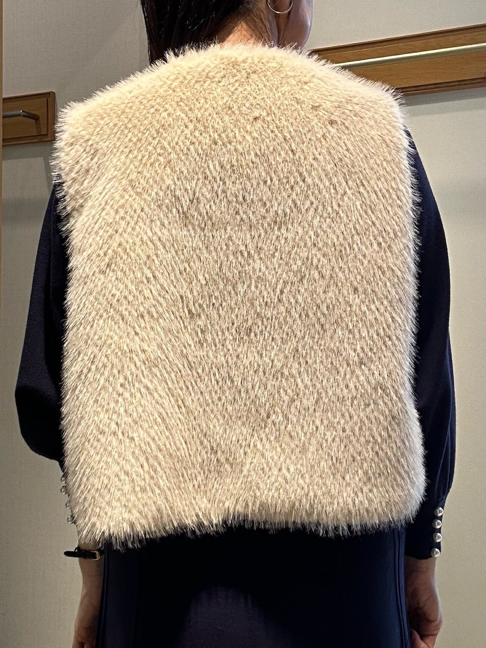 ブルー系のワンピース、グレー系のトートバッグ、ベージュ系のブルゾンを着用したレディースの秋コーディネートの7枚目の写真