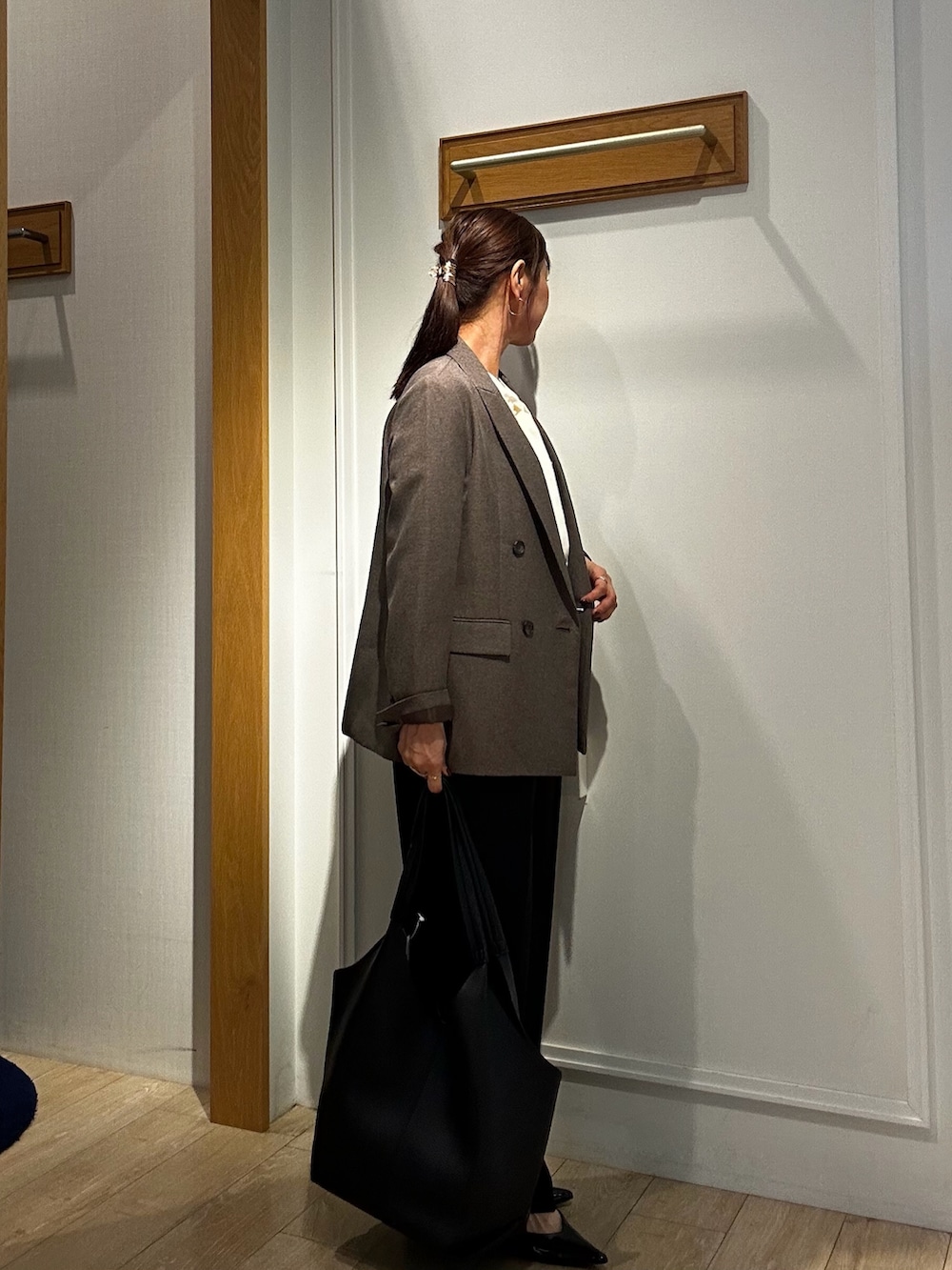 ブラウン系のテーラードジャケット、ブラック系のその他パンツ、ホワイト系のシャツ/ブラウスを着用したレディースの秋コーディネートの3枚目の写真