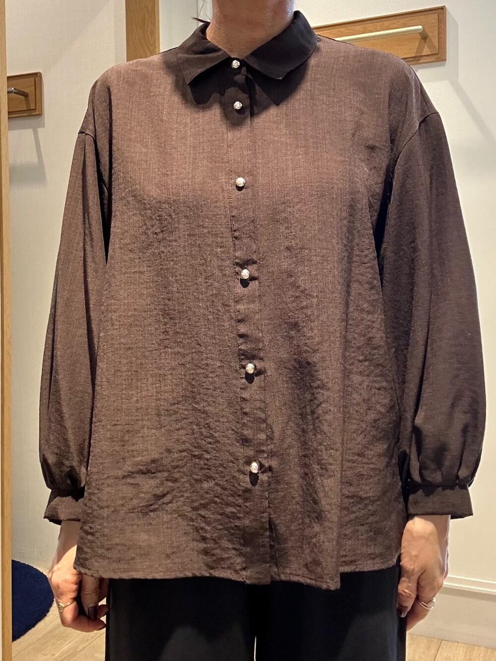 ブラウン系のシャツ/ブラウス、ブラック系のその他パンツ、ブラック系のショルダーバッグを着用したレディースの夏コーディネートの5枚目の写真