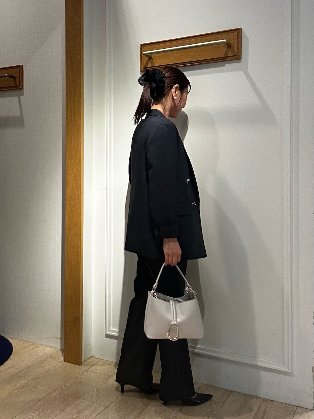 ブルー系のテーラードジャケット、ホワイト系のシャツ/ブラウス、ブルー系のその他パンツを着用したレディースの冬コーディネートの4枚目の写真