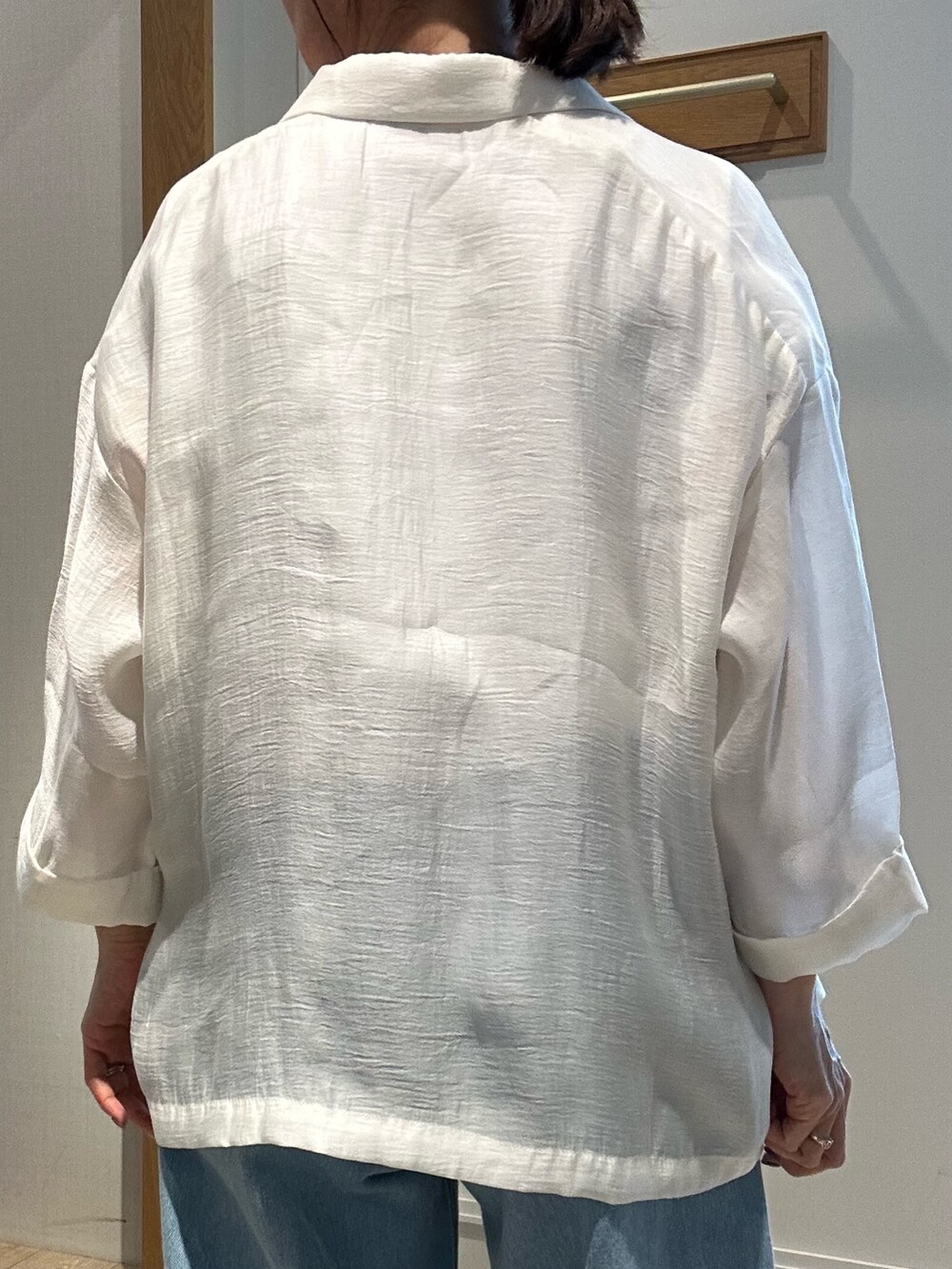 ホワイト系のテーラードジャケット、ホワイト系のTシャツ/カットソー、ブルー系のデニムパンツを着用したレディースの春コーディネートの8枚目の写真