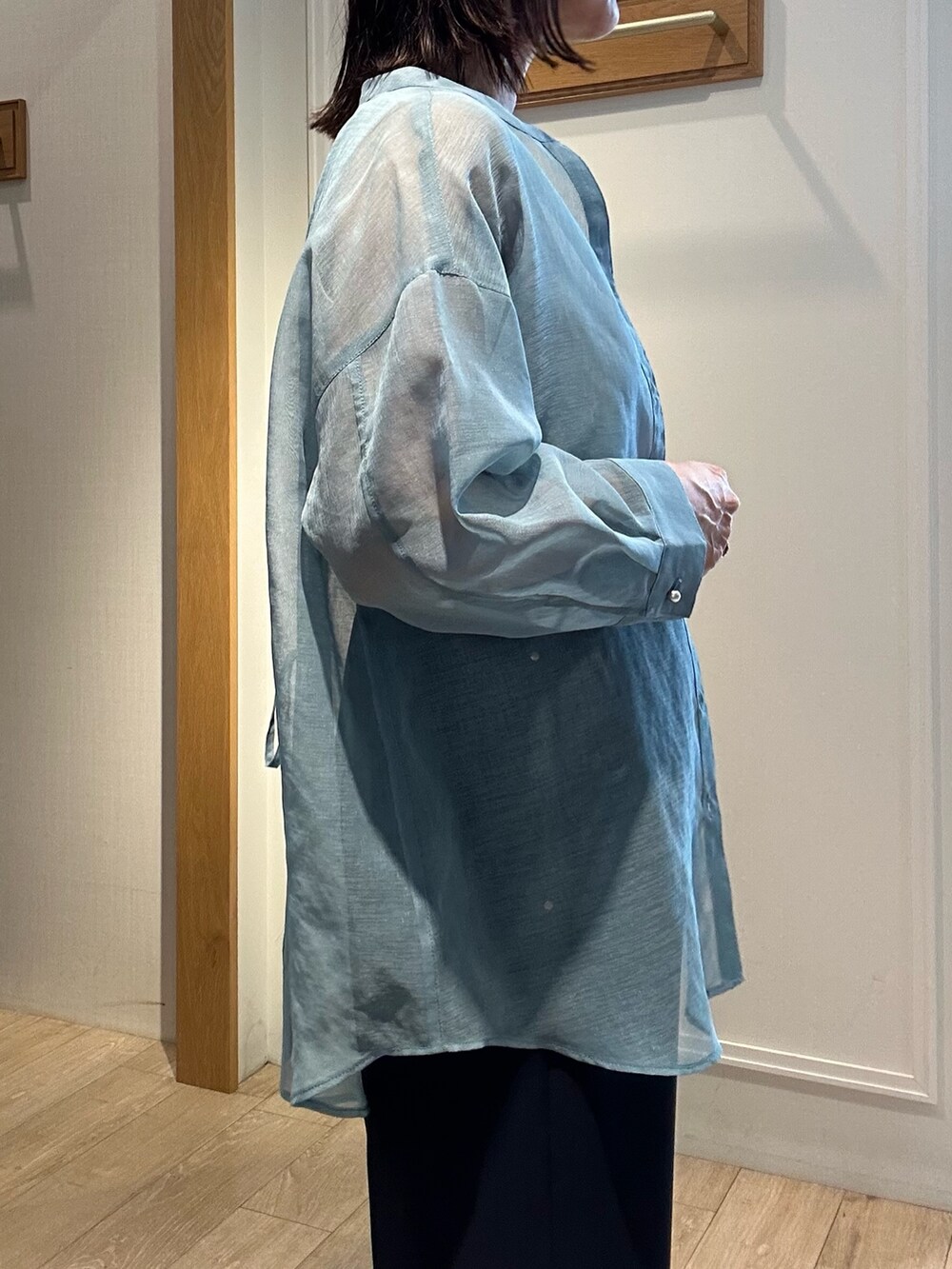 ブルー系のシャツ/ブラウス、ホワイト系のTシャツ/カットソー、ブルー系のその他パンツを着用したレディースの夏コーディネートの10枚目の写真