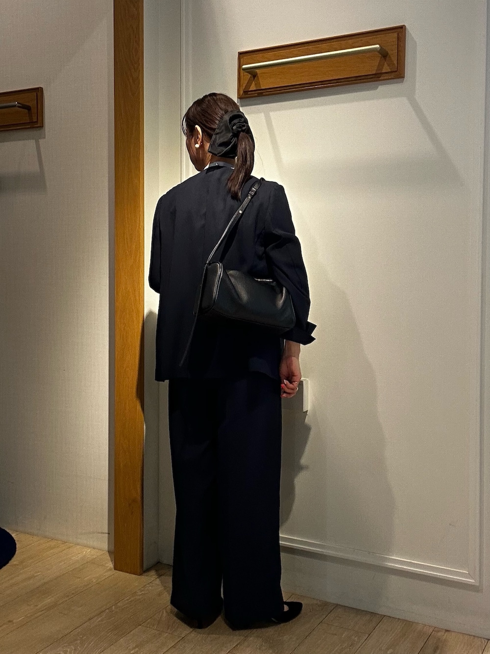 ブルー系のノーカラージャケット、ブルー系のその他パンツ、ブルー系のシャツ/ブラウスを着用したレディースの春コーディネートの3枚目の写真