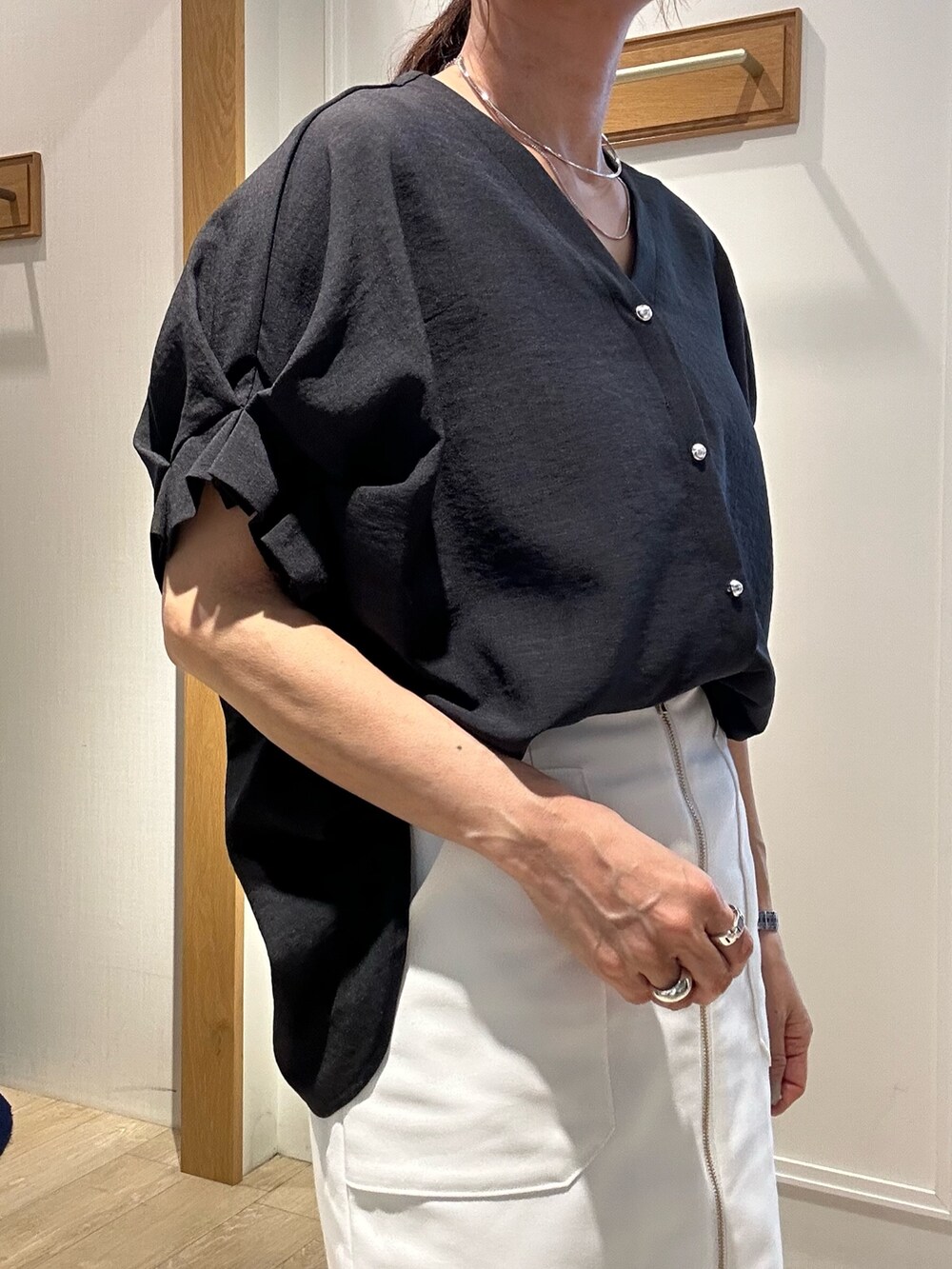 「ショルダーバッグ、モノトーン、大人女子、春、大人かわいい、春服、キレイめ、今日のコーデ、低身長女子、きれいめカジュアル、シャツスタイル、きれいめコーディネート、スカートスタイル、低身長コーデ、40代ファッション」｜「MICO COULIERのサップタンブラーシャツ（シャツ/ブラウス、グレー系）」を使った、daimonさん（骨格ナチュラル・レディース・154cm）の春コーディネートの6枚目の写真