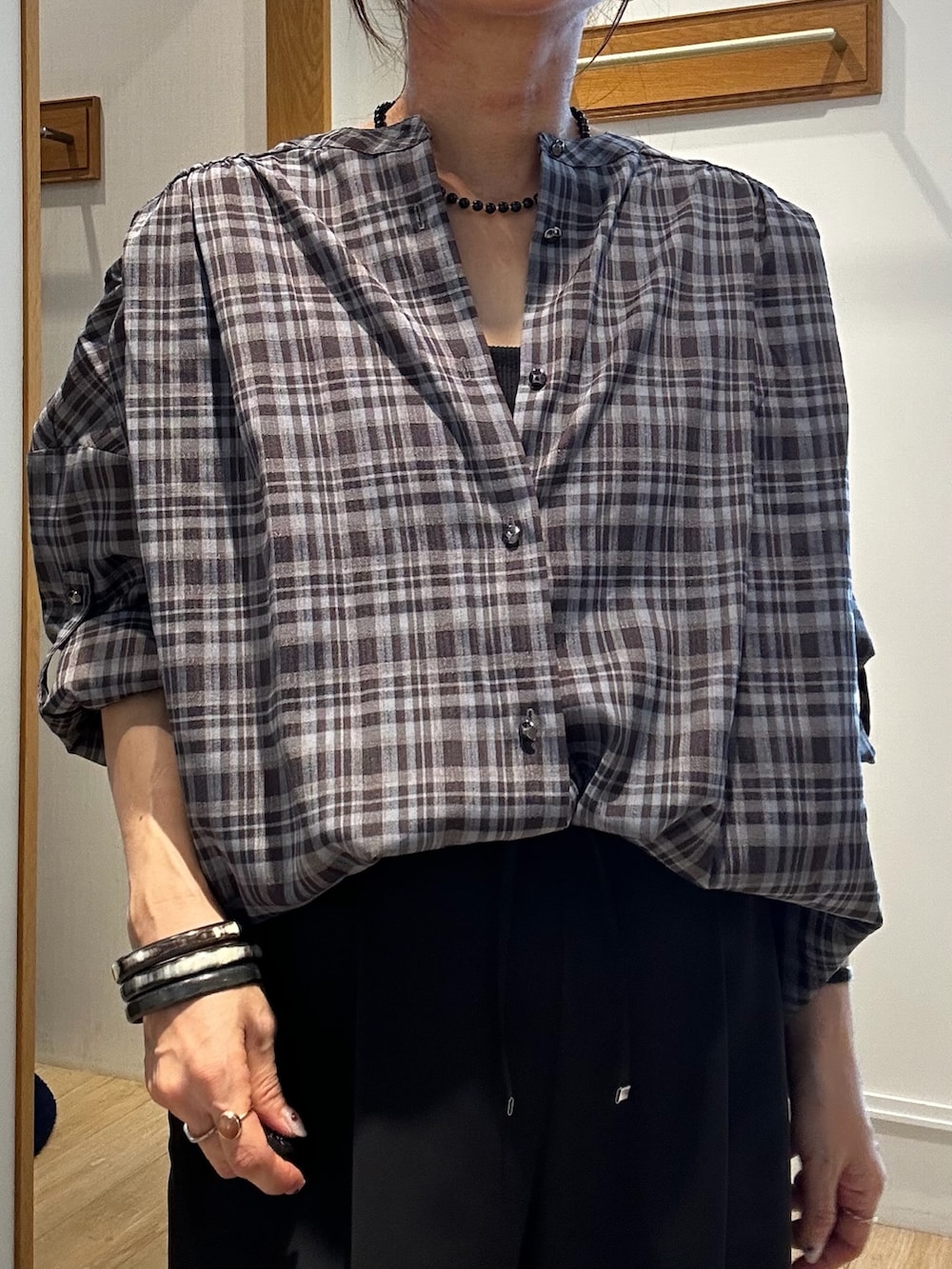 グレー系のシャツ/ブラウス、ブラウン系のその他パンツ、ブラック系のネックレスを着用したレディースの夏コーディネートの5枚目の写真