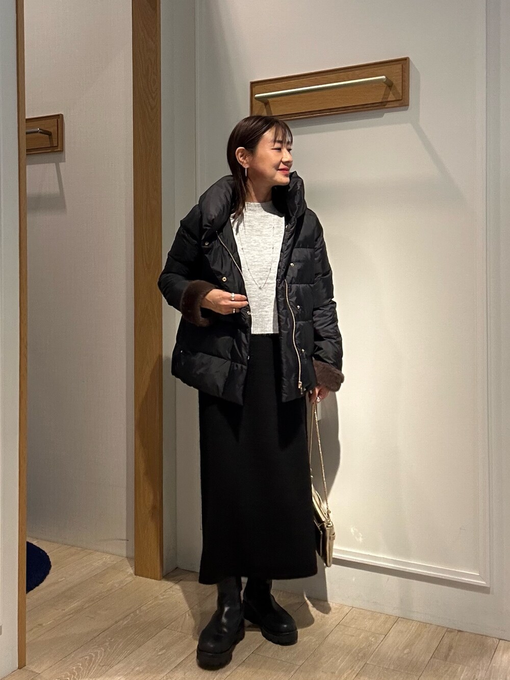 「冬アウター、大人コーデ、秋冬コーデ、シンプル、きれいめコーディネート、ラクチンコーデ、ワンピーススタイル、きれいめコーデ、ニットワンピース、ニットワンピースコーデ、ダウンコート、ダウンコーデ、低身長コーデ、低身長女子、40代ファッション」｜「MICO COULIERのラメスタンドプルオーバー＋ワンピースSET（ワンピース、グレー系）」を使った、daimonさん（骨格ナチュラル・レディース・154cm）の冬コーディネートの7枚目の写真