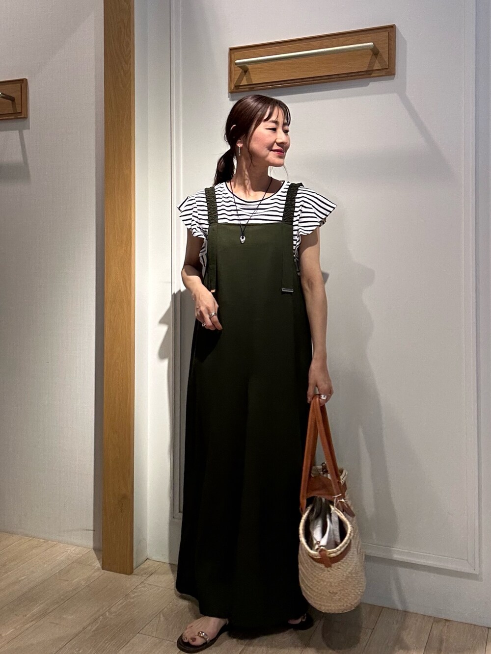 ブラック系のTシャツ/カットソー、グリーン系のワンピースを着用したレディースの夏コーディネートの4枚目の写真