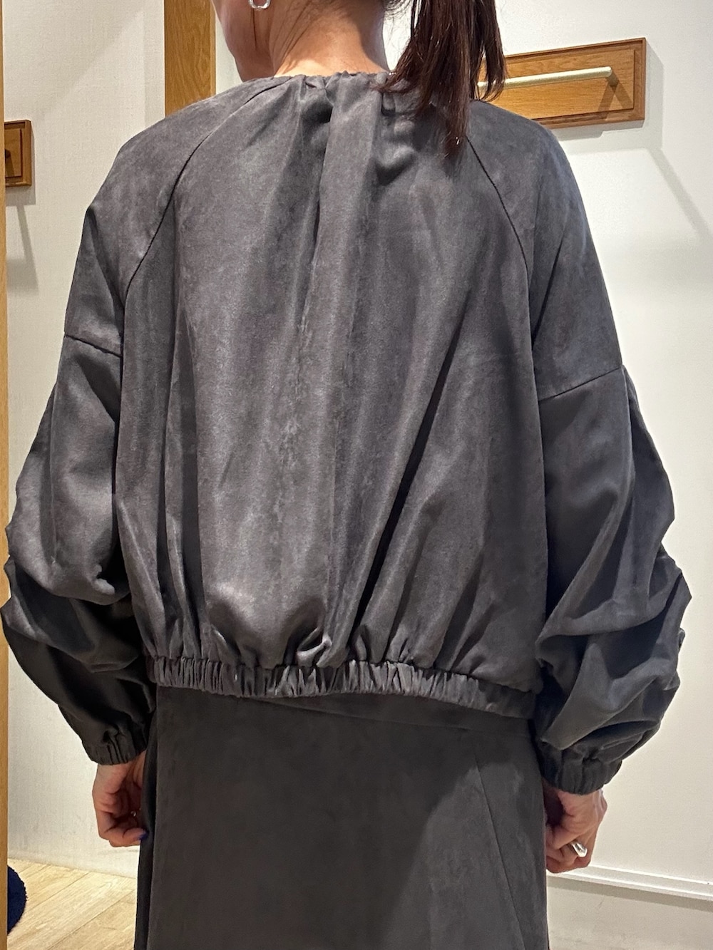 ブラック系のショルダーバッグ、ブラック系のその他パンツ、グレー系のブルゾンを着用したレディースの秋コーディネートの10枚目の写真