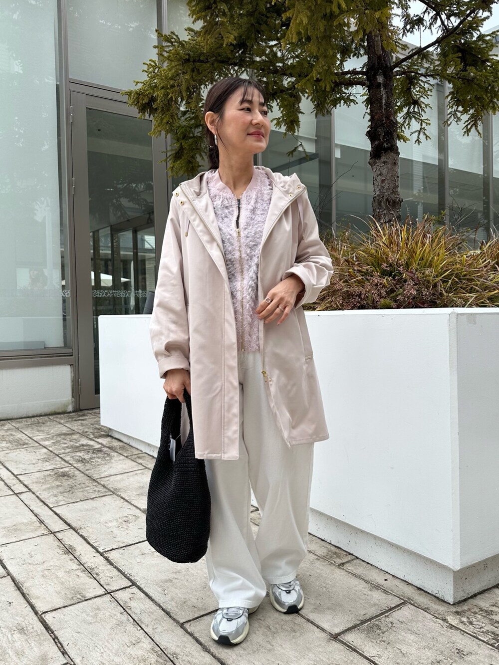 ピンク系のブルゾン、グレー系のTシャツ/カットソー、ベージュ系のその他アウターを着用したレディースの春コーディネートの2枚目の写真