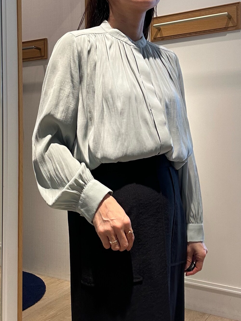 グリーン系のシャツ/ブラウス、ブラック系のスカート、ブラック系のショルダーバッグを着用したレディースの春コーディネートの5枚目の写真