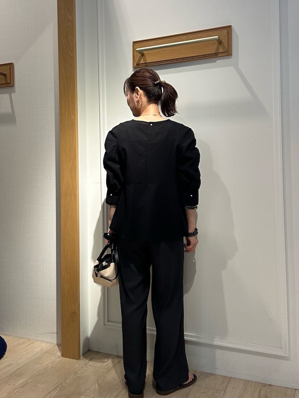 ブラック系のシャツ/ブラウス、ブラック系のその他パンツ、ブラック系のバックパック/リュックを着用したレディースの夏コーディネートの3枚目の写真