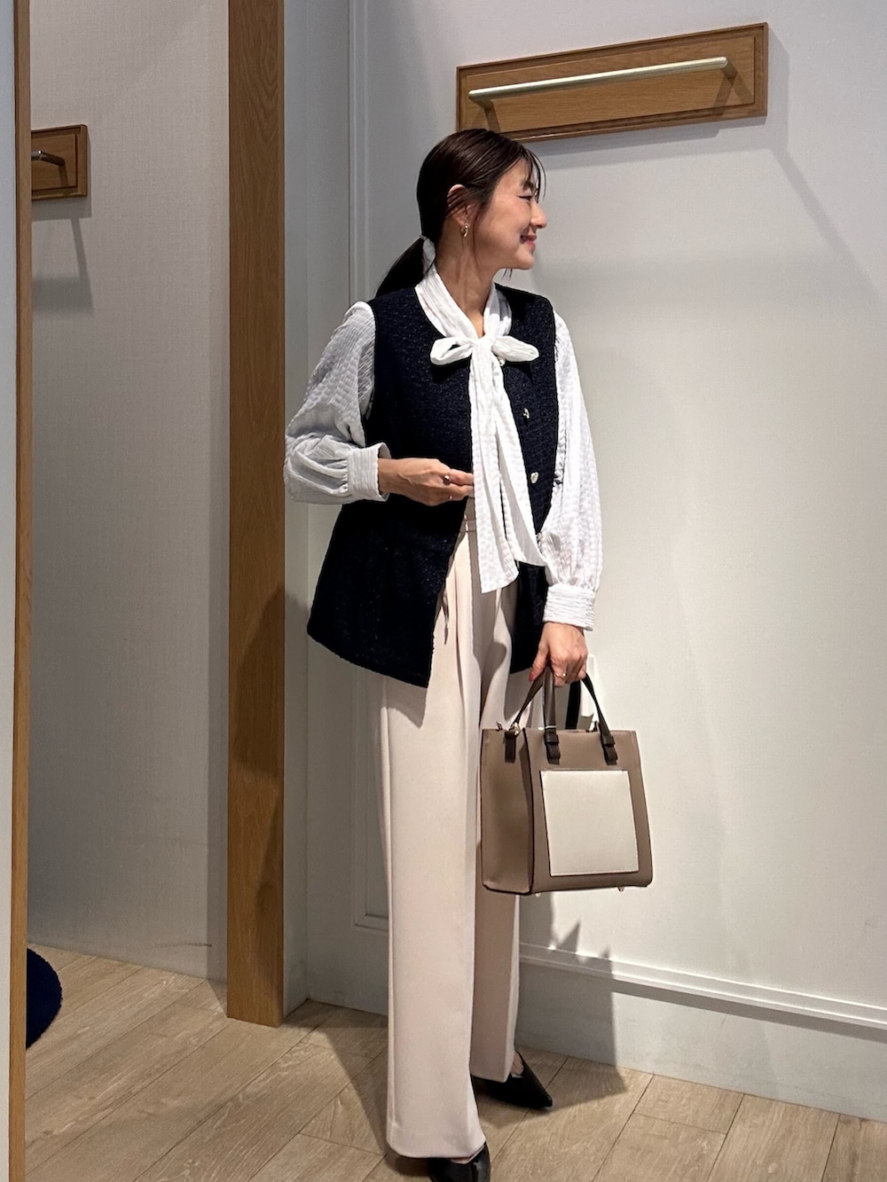 ブルー系のノーカラージャケット、ホワイト系のシャツ/ブラウス、ホワイト系のその他パンツを着用したレディースの冬コーディネートの2枚目の写真