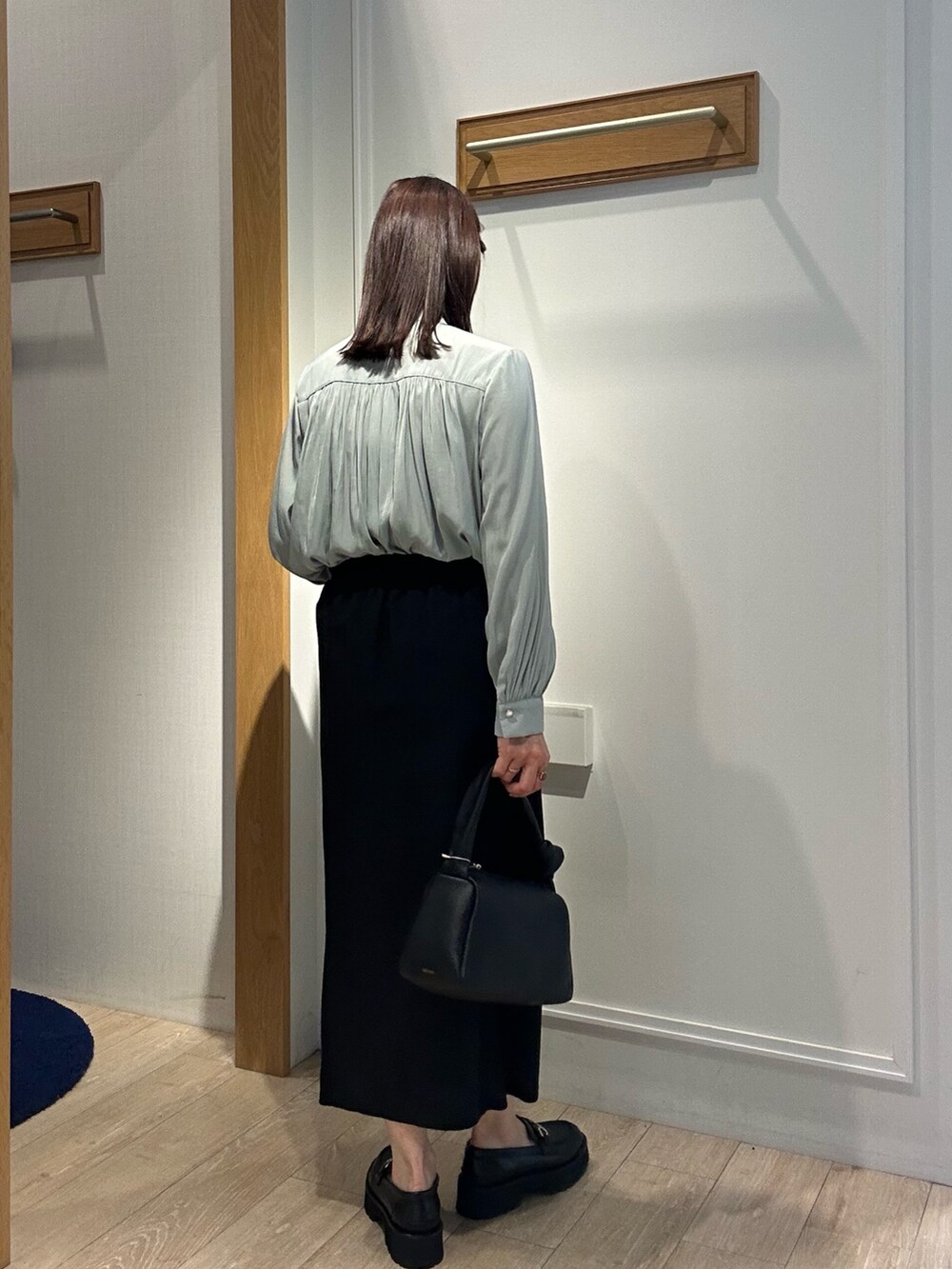 ベージュ系のテーラードジャケット、グリーン系のシャツ/ブラウス、ブラック系のスカートを着用したレディースの春コーディネートの9枚目の写真