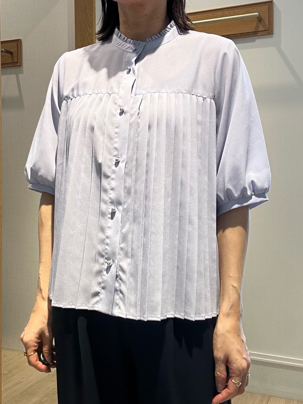 ブルー系のノーカラージャケット、ブルー系のシャツ/ブラウス、ブルー系のその他パンツを着用したレディースの夏コーディネートの8枚目の写真