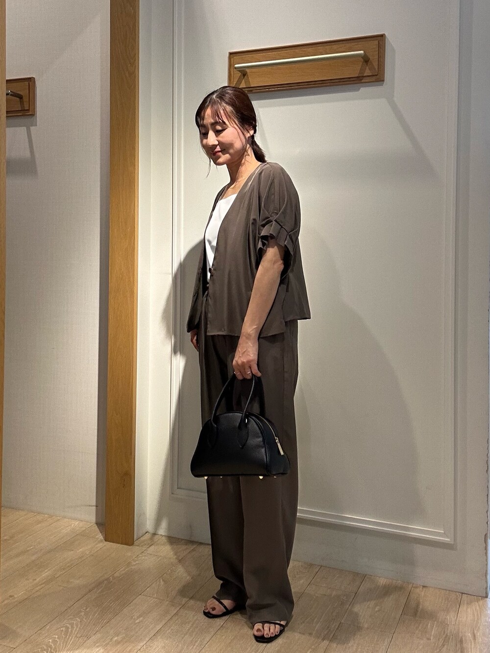 「サンダル、夏服コーデ、キレイめカジュアル、大人女子、パンツコーデ、ワントーンコーデ、きれいめコーデ、夏コーデ、大人ファッション、きれいめカジュアル、セットアップ、セットアップスタイル、ジャケットスタイル、ジャケットコーデ、パンツスタイル」｜「MICO COULIERのスクエアネックサテンドッキングタンクトップ（Tシャツ/カットソー、ホワイト系）」を使った、daimonさん（レディース・154cm）の夏コーディネートの5枚目の写真