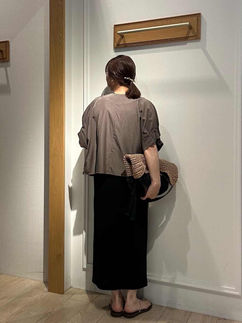 グリーン系のその他パンツ、ブラウン系のサンダル、グリーン系のノーカラージャケットを着用したレディースの夏コーディネートの3枚目の写真