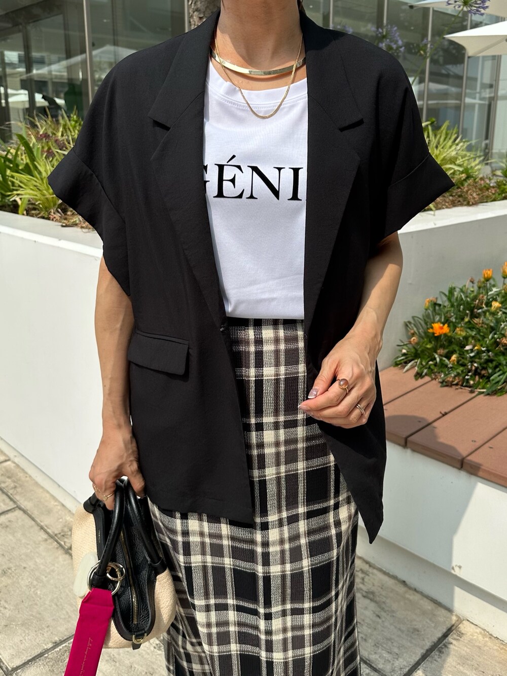 ブラック系のテーラードジャケット、ホワイト系のTシャツ/カットソー、ブラック系のバックパック/リュックを着用したレディースの夏コーディネートの6枚目の写真