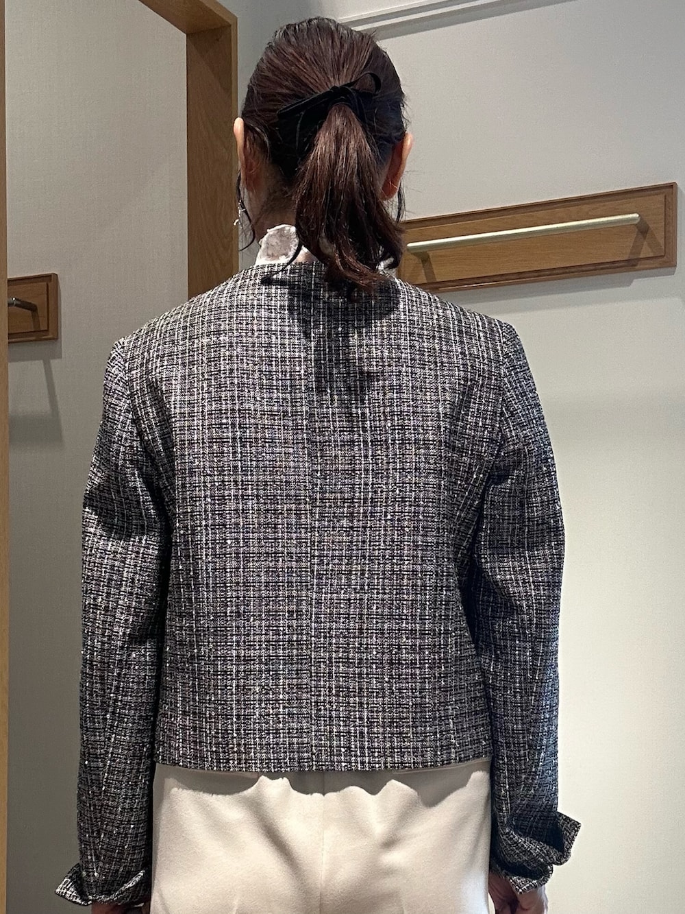 ブラック系のノーカラージャケット、ホワイト系のTシャツ/カットソー、ホワイト系のその他パンツを着用したレディースの冬コーディネートの6枚目の写真