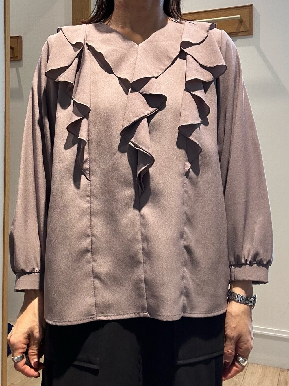 ブラウン系のシャツ/ブラウス、ブラック系のスカート、ブラック系のトートバッグを着用したレディースの秋コーディネートの7枚目の写真