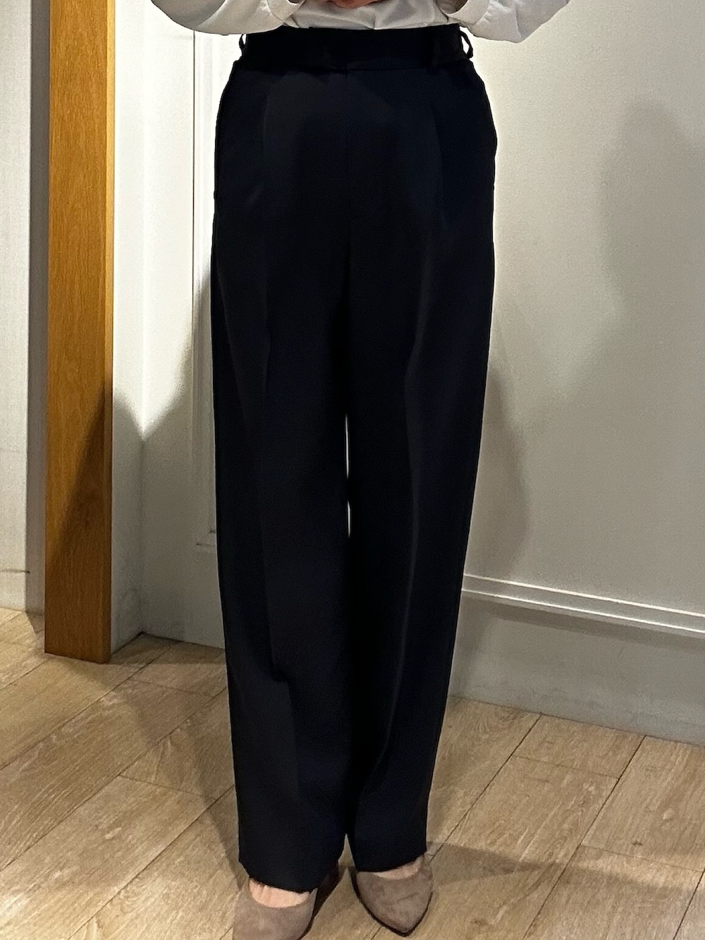 ブルー系のテーラードジャケット、ホワイト系のシャツ/ブラウス、ブルー系のその他パンツを着用したレディースの冬コーディネートの8枚目の写真