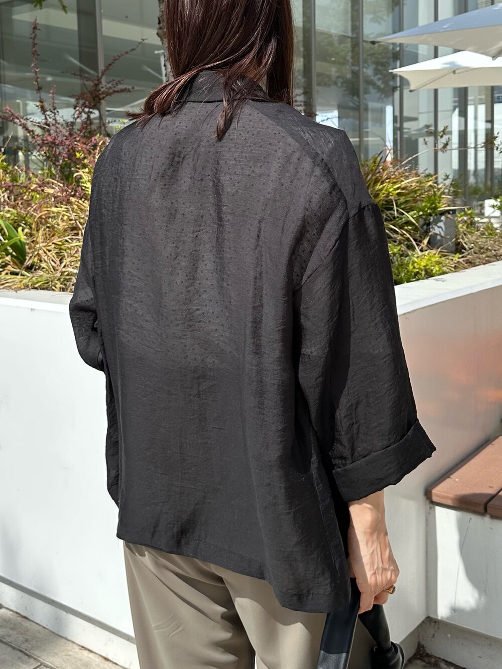 グリーン系のその他パンツ、ブラック系のショルダーバッグ、ホワイト系のシャツ/ブラウスを着用したレディースの春コーディネートの6枚目の写真