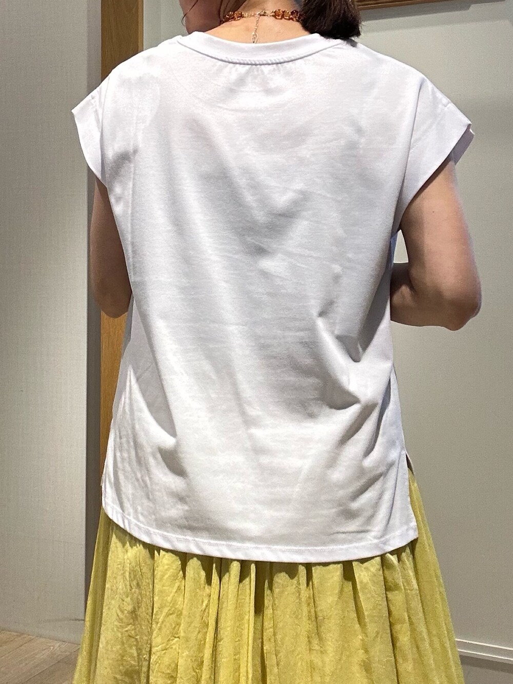 ブラウン系のサンダル、ホワイト系のTシャツ/カットソー、グリーン系のノーカラージャケットを着用したレディースの夏コーディネートの9枚目の写真