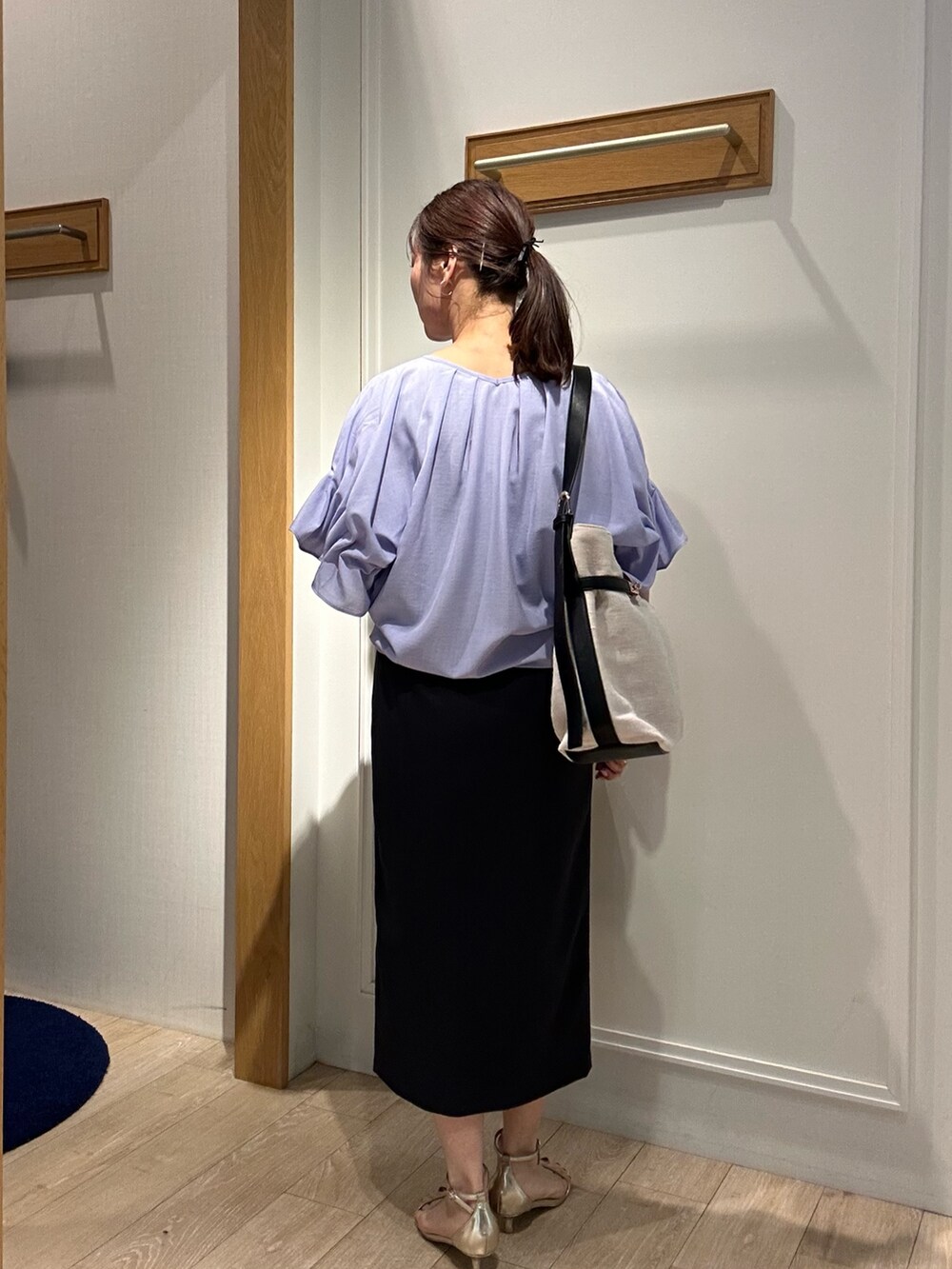 「キレイめ、シアートップス、低身長女子、初春コーデ、通勤コーデ、お仕事コーデ、きれいめコーデ、低身長コーデ、40代ファッション、40代、タイトスカート、タイトスカートコーデ、ブラウスコーデ、ブラウス×スカート、お仕事スタイル」｜「MICO COULIERのサップ2WAYブラウス（シャツ/ブラウス、パープル系）」を使った、daimonさん（骨格ナチュラル・レディース・154cm）の春コーディネートの3枚目の写真