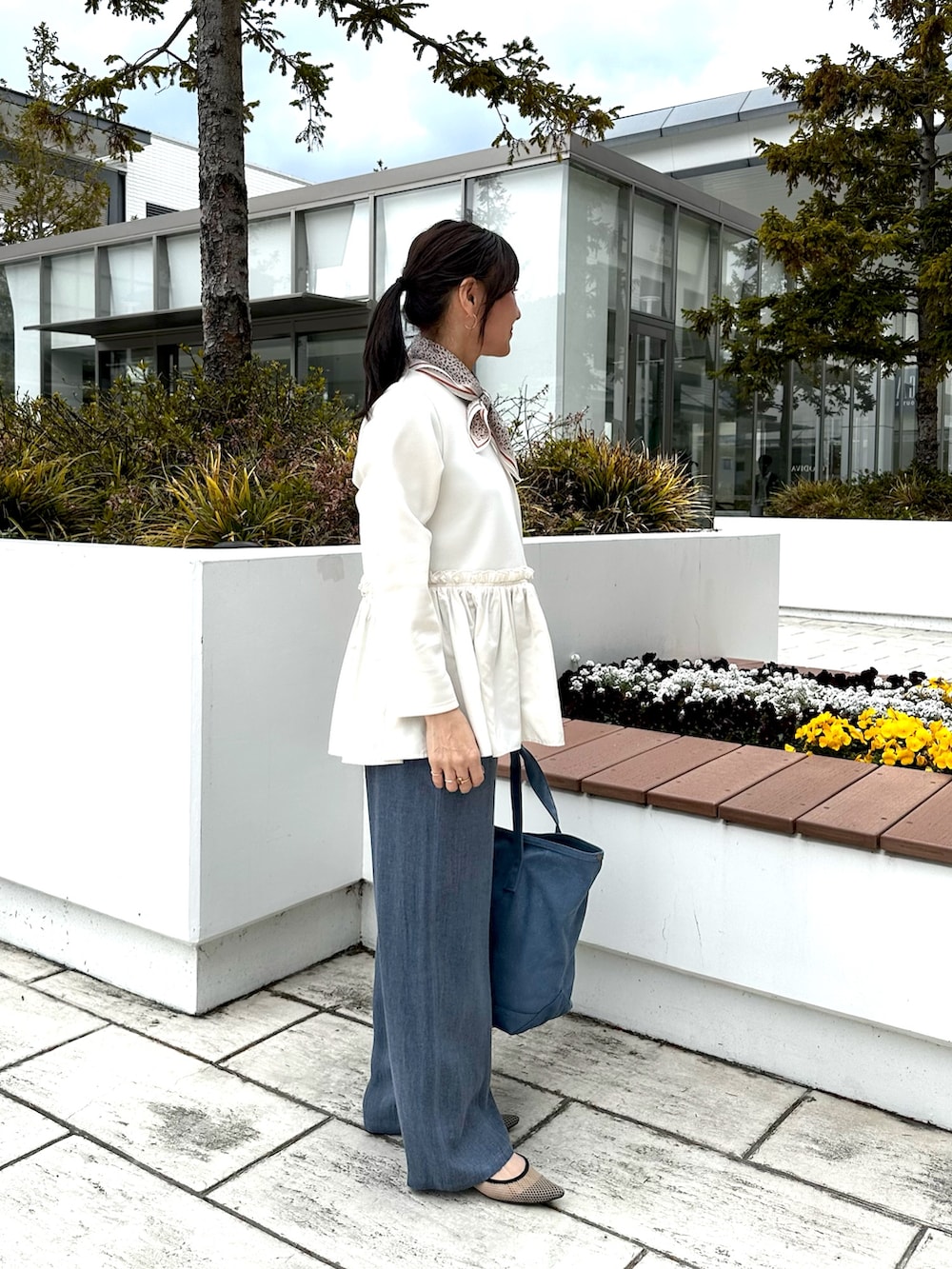 ブルー系のその他パンツ、ブルー系のトートバッグ、ホワイト系のシャツ/ブラウスを着用したレディースの春コーディネートの9枚目の写真