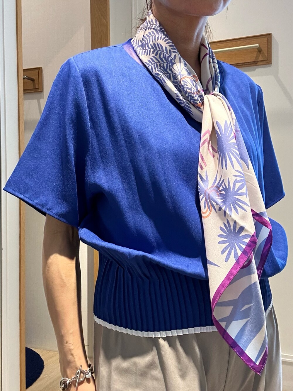 ブルー系のシャツ/ブラウス、ベージュ系のその他パンツ、ブラック系のボストンバッグを着用したレディースの夏コーディネートの9枚目の写真