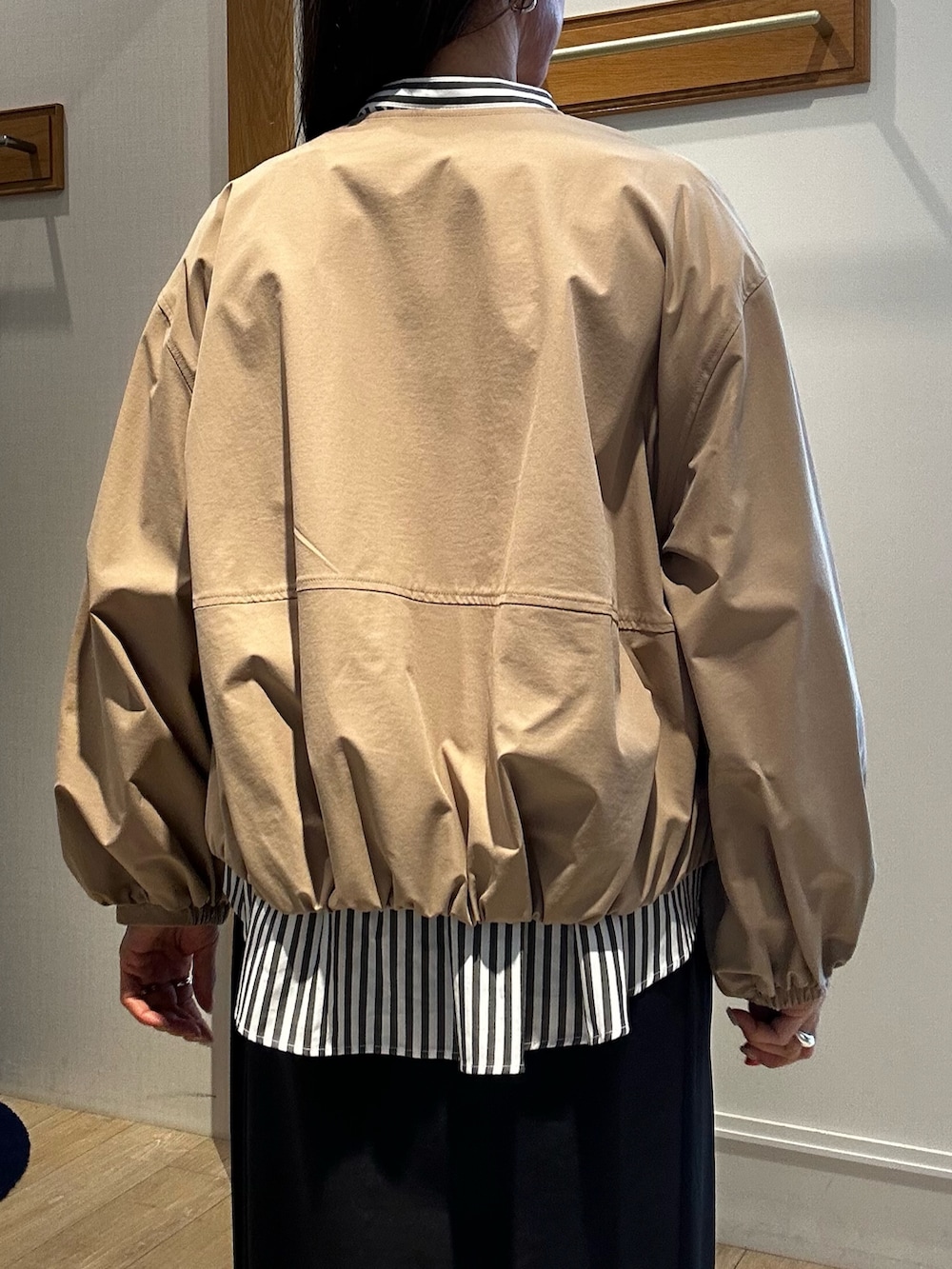 ブラック系のスカート、グレー系のシャツ/ブラウス、イエロー系のブルゾンを着用したレディースの春コーディネートの6枚目の写真