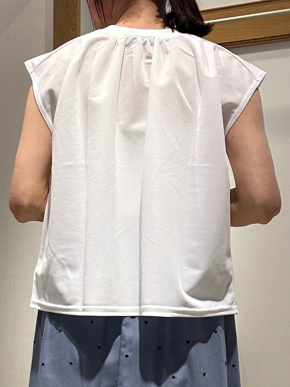 「白シャツ、サンダル、白Tシャツ、夏ファッション、大人可愛い、春夏コーデ、シンプルスタイル、スカートコーデ、低身長女子、甘めカジュアル、カジュアルスタイル、シャツコーデ、オトナカジュアル、キレイめ、40代ファッション」｜「MICO COULIERのエステルカノコカットブラウス（Tシャツ/カットソー、ホワイト系）」を使った、daimonさん（レディース・154cm）の春コーディネートの5枚目の写真