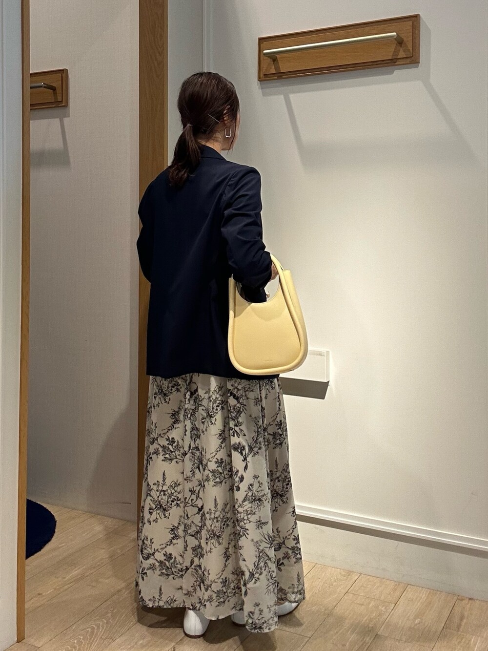 「休日スタイル、オトナカジュアル、オトナ女子、春服、春カラー、キレイめ、40代ファッション、紺ブレ、ジャケット、ジャケットスタイル、ジャケットコーデ、フラワープリント、花柄、花柄ワンピース、フラワープリントワンピース」｜「MICO COULIERのフラワープリントワンピース（ワンピース、ベージュ系）」を使った、daimonさん（骨格ナチュラル・レディース・154cm）の春コーディネートの3枚目の写真
