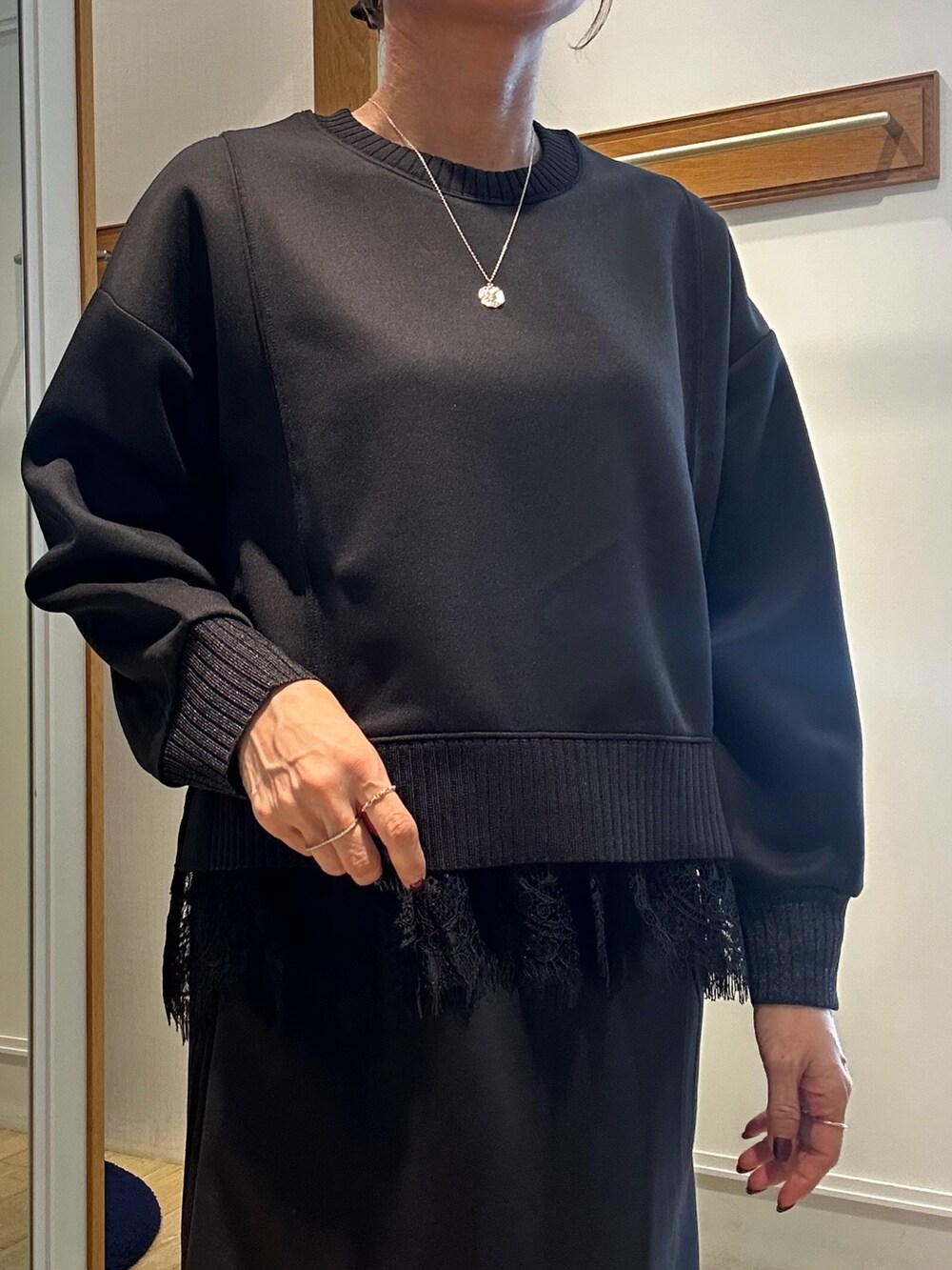 ブラック系のTシャツ/カットソー、ブラック系のスカートを着用したレディースの秋コーディネートの6枚目の写真