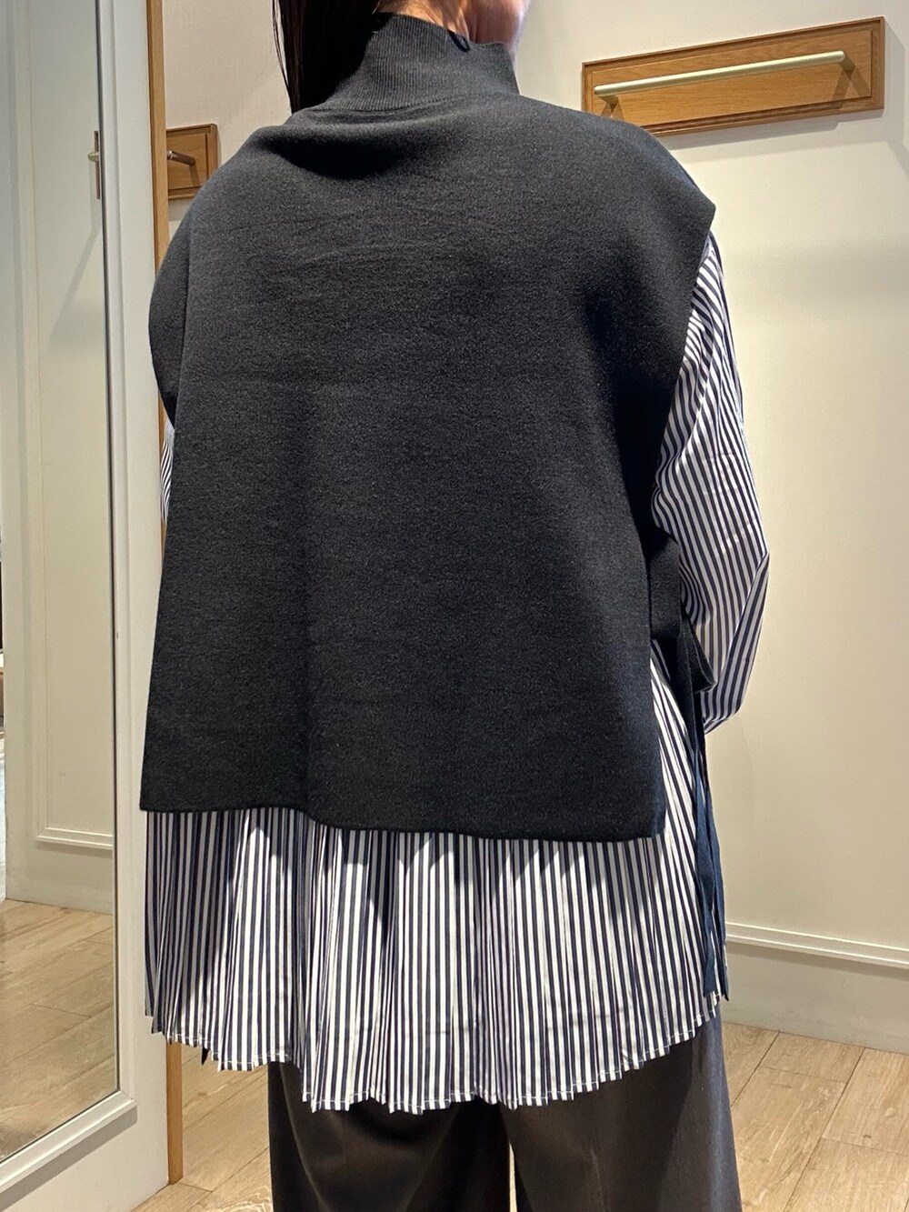 ブラック系のブルゾン、グレー系のその他パンツ、ブラック系のニット/セーターを着用したレディースの秋コーディネートの8枚目の写真