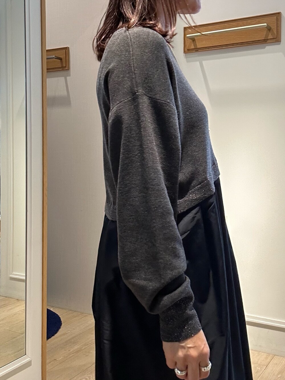 グレー系のワンピース、ゴールド系のショルダーバッグを着用したレディースの冬コーディネートの5枚目の写真