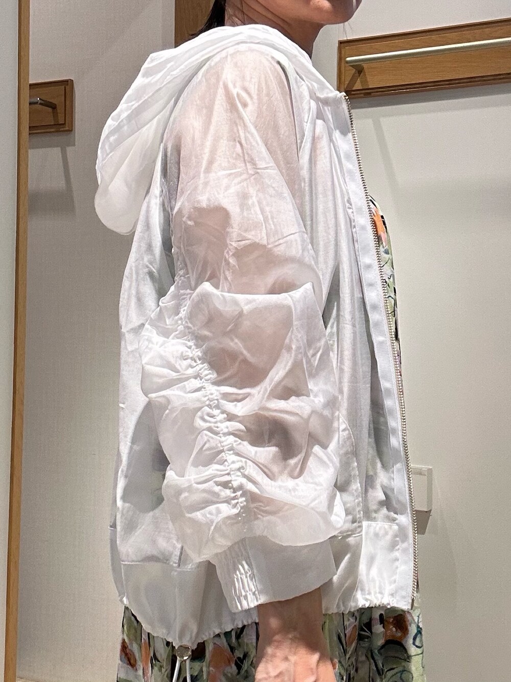 ホワイト系のブルゾン、グリーン系のワンピースを着用したレディースの夏コーディネートの7枚目の写真