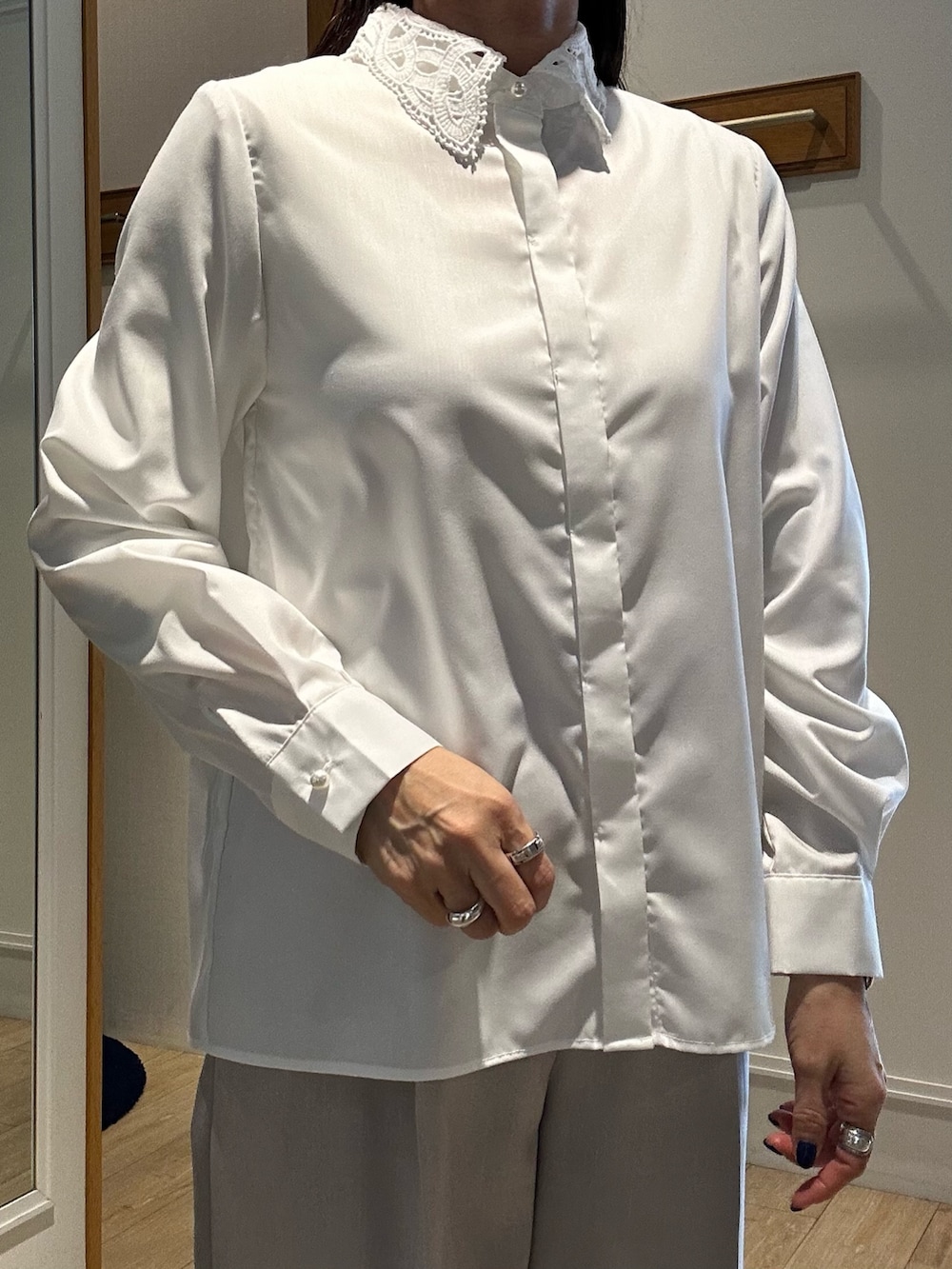 ベージュ系のダウンジャケット/コート、ホワイト系のシャツ/ブラウス、ベージュ系のその他パンツを着用したレディースの冬コーディネートの9枚目の写真