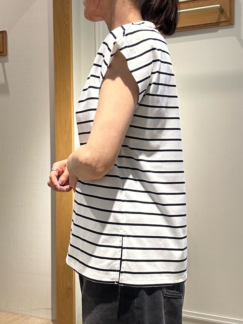 ホワイト系のTシャツ/カットソー、ブラック系のサンダル、ホワイト系のボストンバッグを着用したレディースの夏コーディネートの8枚目の写真