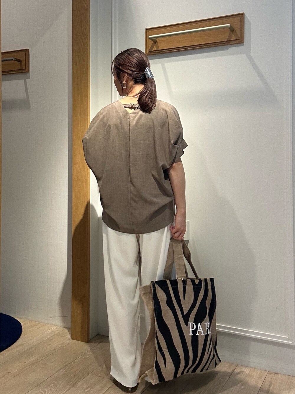 イエロー系のシャツ/ブラウス、ホワイト系のその他パンツを着用したレディースの春コーディネートの3枚目の写真