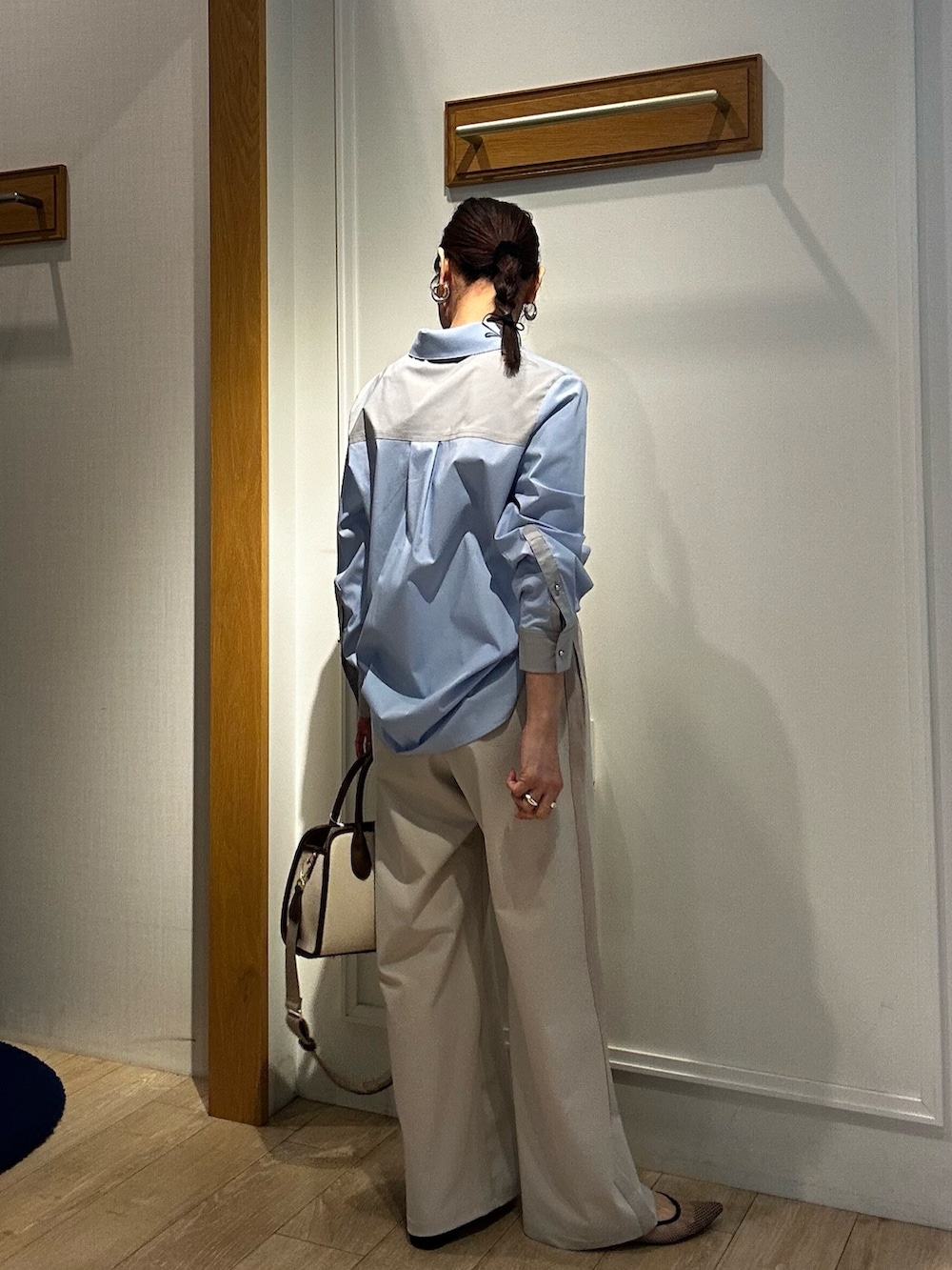 ブルー系のシャツ/ブラウス、ベージュ系のその他パンツ、ブルー系のその他アウターを着用したレディースの春コーディネートの3枚目の写真