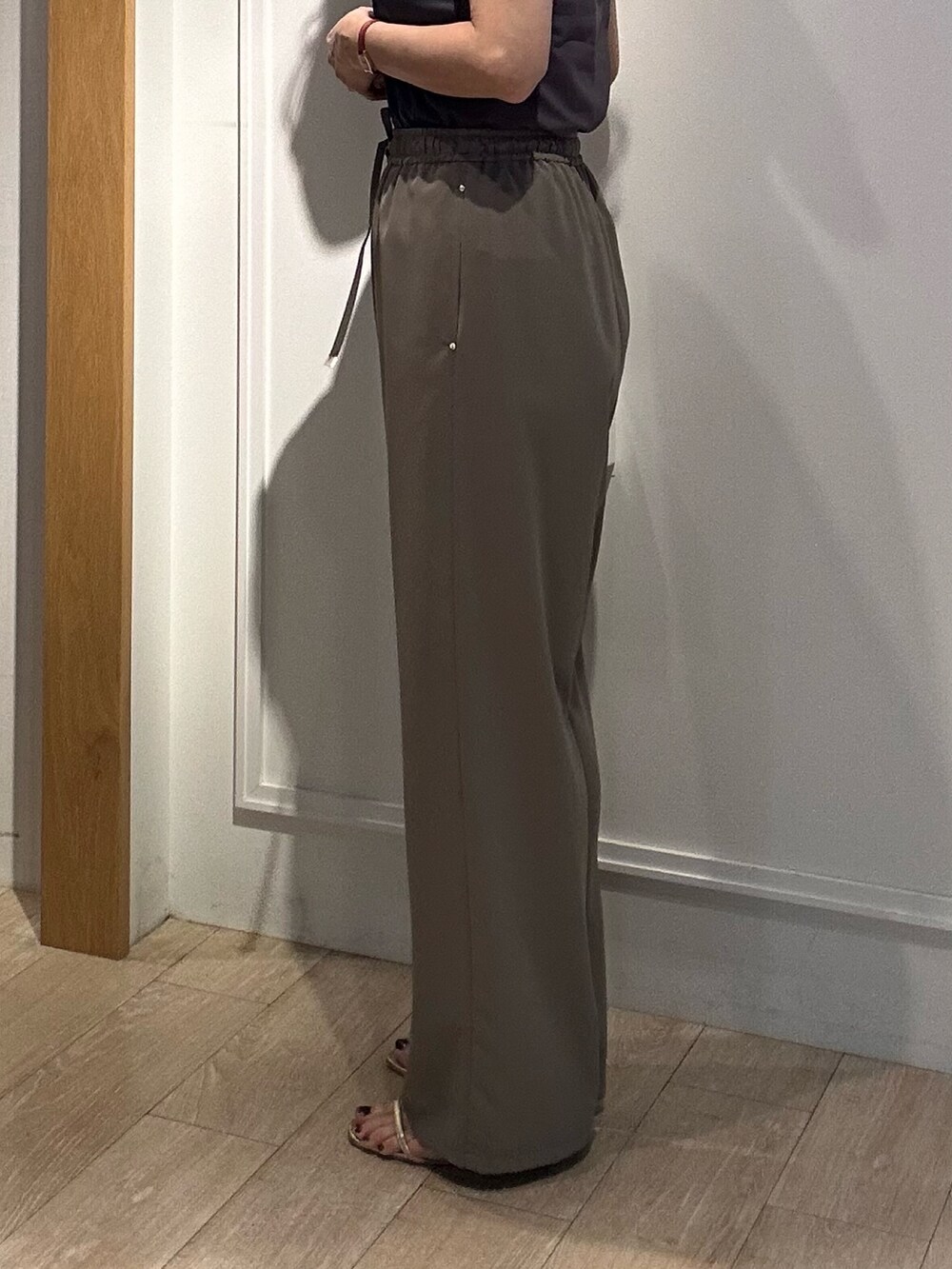 ホワイト系のシャツ/ブラウス、グリーン系のその他パンツ、ホワイト系のボストンバッグを着用したレディースの春コーディネートの8枚目の写真