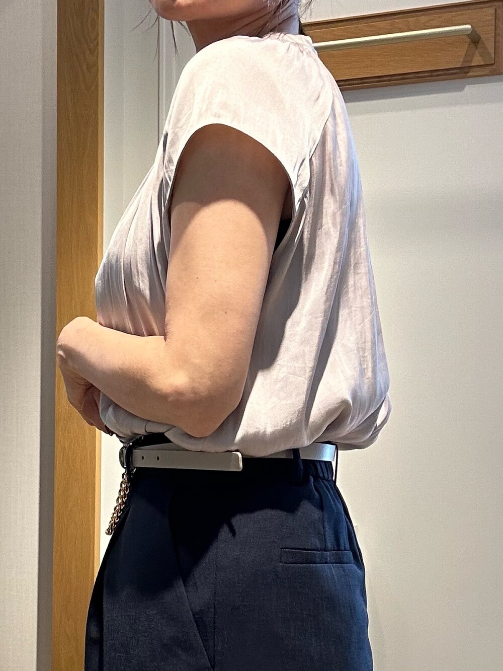 「サンダル、シャツスタイル、低身長コーデ、パンツコーデ、春夏コーデ、大人コーデ、低身長女子、150cm台コーデ、スラックスパンツ、キレイめコーデ、40代ファッション、通勤コーデ、通勤スタイル、お仕事コーデ、お仕事スタイル」|「MICO COULIERのポリワッシャーカルゼZIPアップジャケット(ブルゾン、ホワイト系)」を使った、daimonさん(レディース・154cm)の夏コーディネートの6枚目の写真
